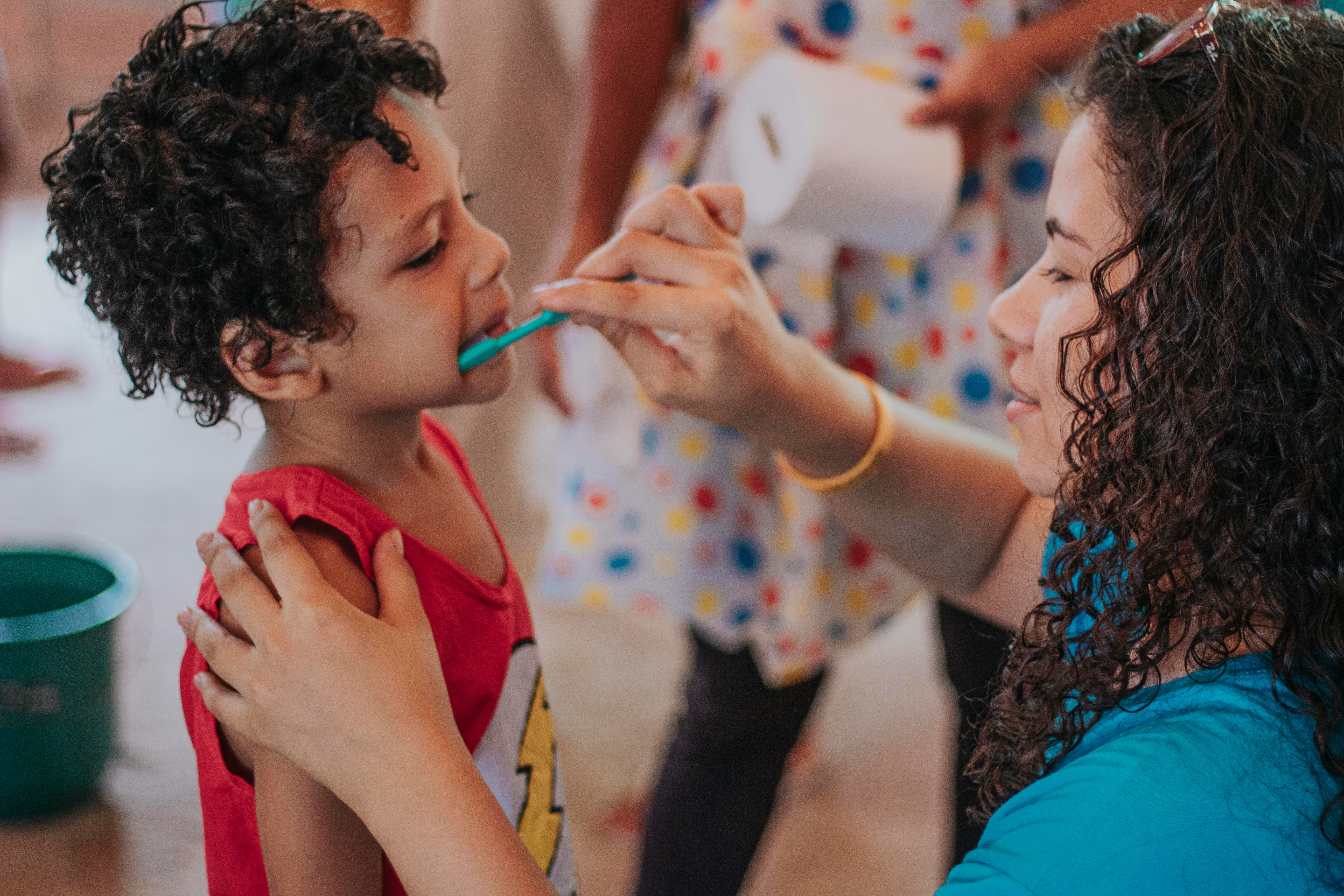 4 tips to help parents guide kids through their first dental checkup